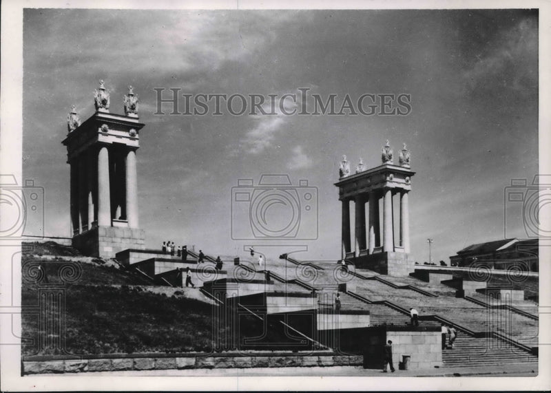 Load image into Gallery viewer, 1954 Press Photo Staircase leads down to Volga River in Stalingrad, Russia.
