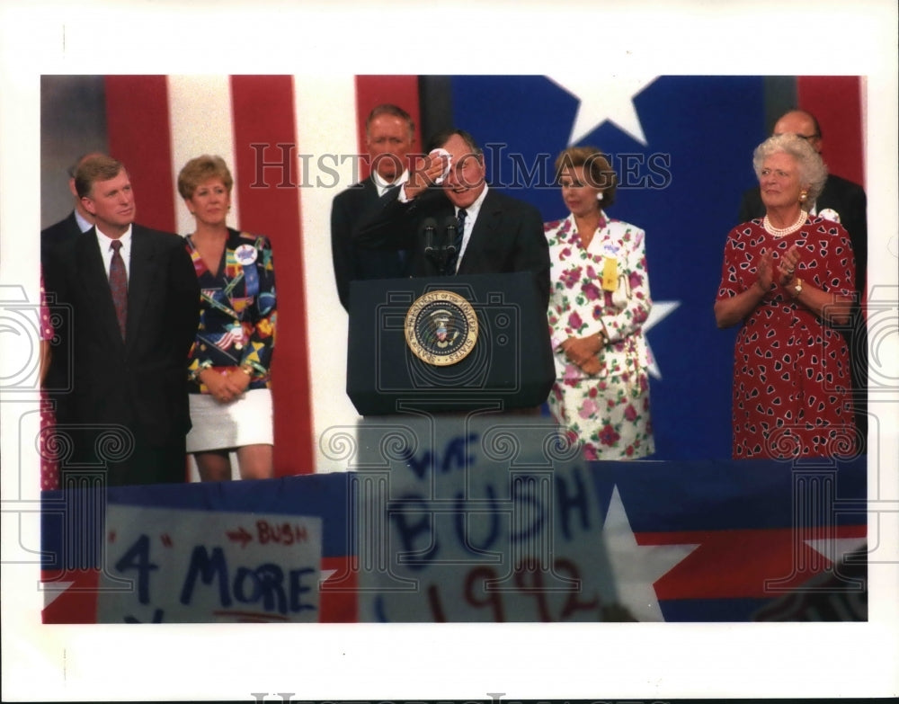 1992 Press Photo President Bush during a rally speech in Houston&#39;s AstroArena- Historic Images
