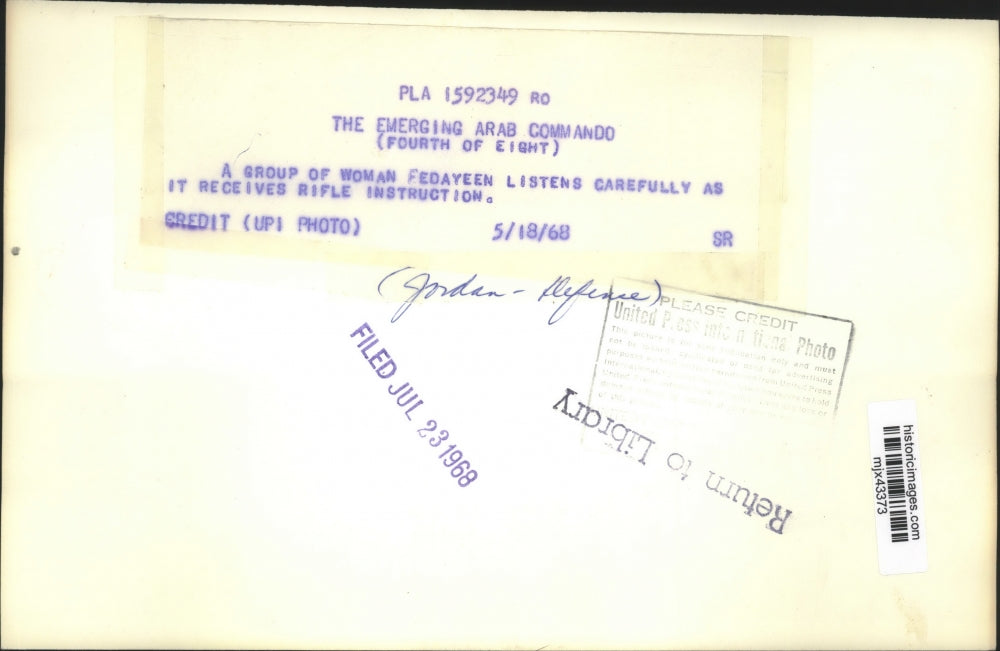 1968 Press Photo A group of woman Fedayeen listens as receives rifle instruction