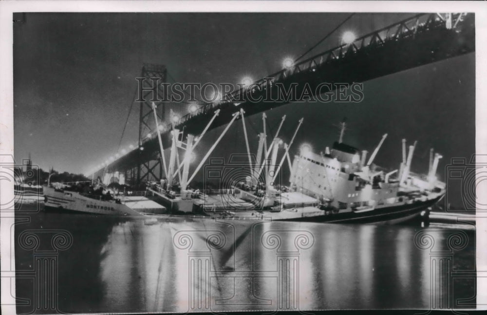 1962 Press Photo The Montrose sinks under Ambassador bridge near Detroit, Mich.- Historic Images