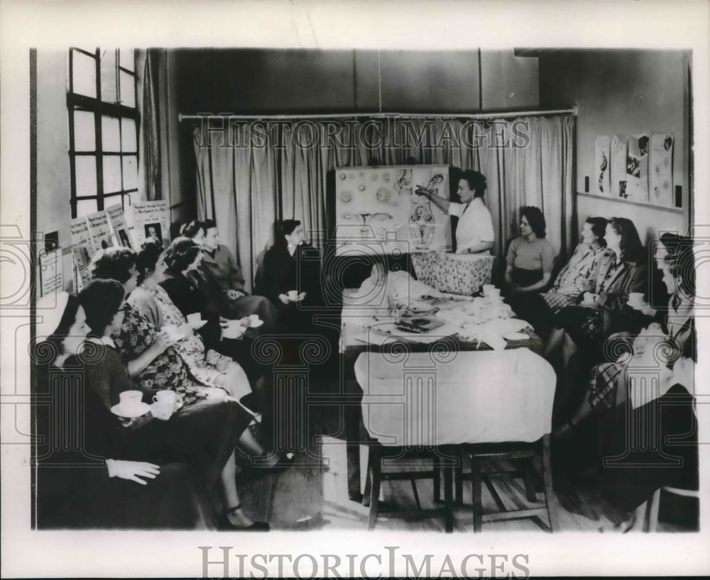 1953 Press Photo Mothers learn about child birth under Britain's health plan.