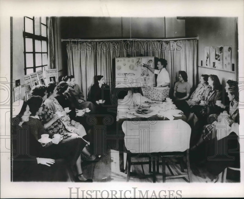 Load image into Gallery viewer, 1953 Press Photo Mothers learn about child birth under Britain's health plan.
