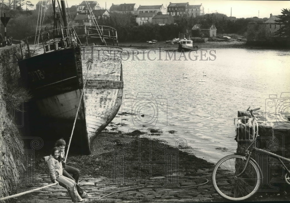 1979 Press Photo Irish Colleens pose for the photographer at Kinsale, Ireland.