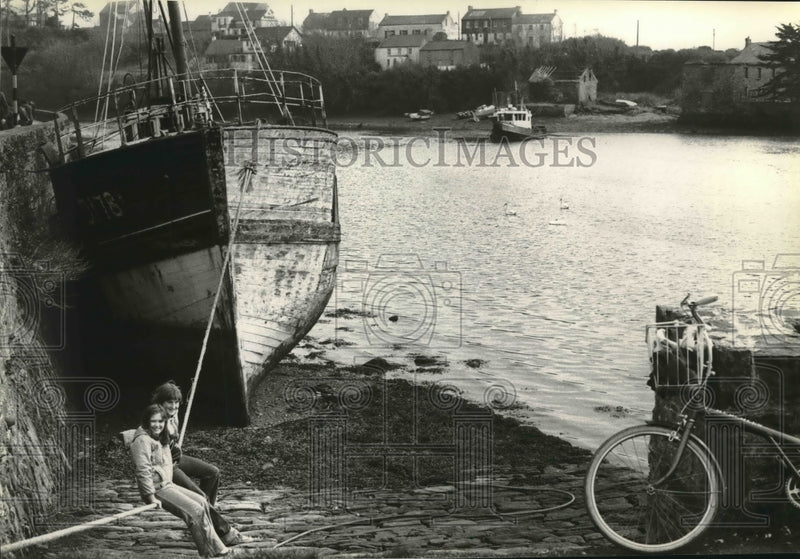 Load image into Gallery viewer, 1979 Press Photo Irish Colleens pose for the photographer at Kinsale, Ireland.
