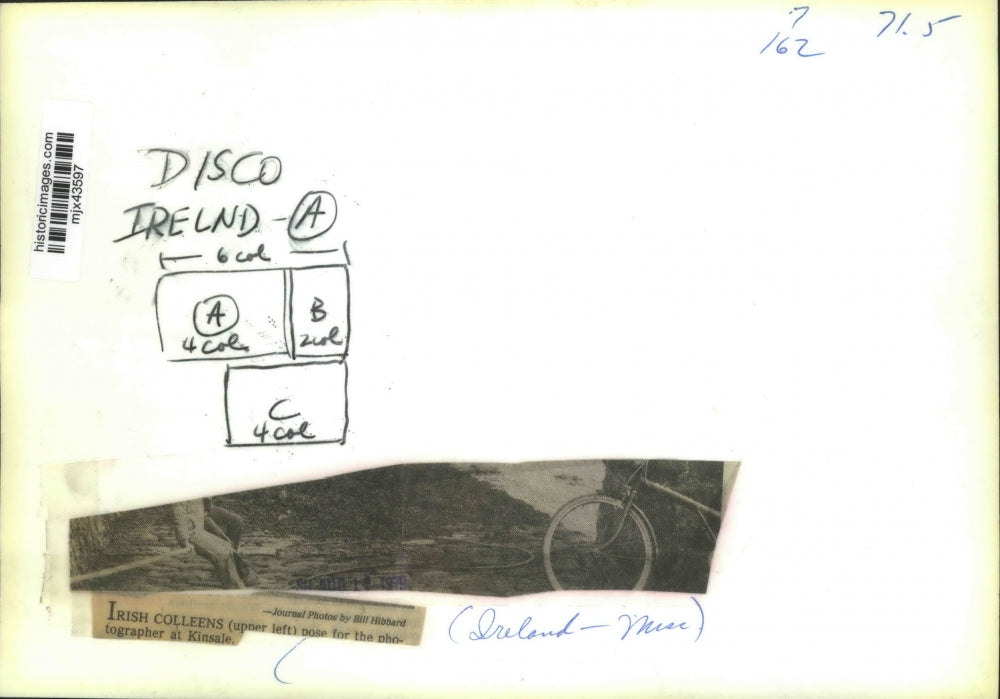 1979 Press Photo Irish Colleens pose for the photographer at Kinsale, Ireland.