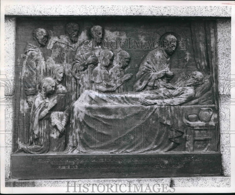 Load image into Gallery viewer, Press Photo Carving of the death of Saint Patrick in the year 461. - mjx43606
