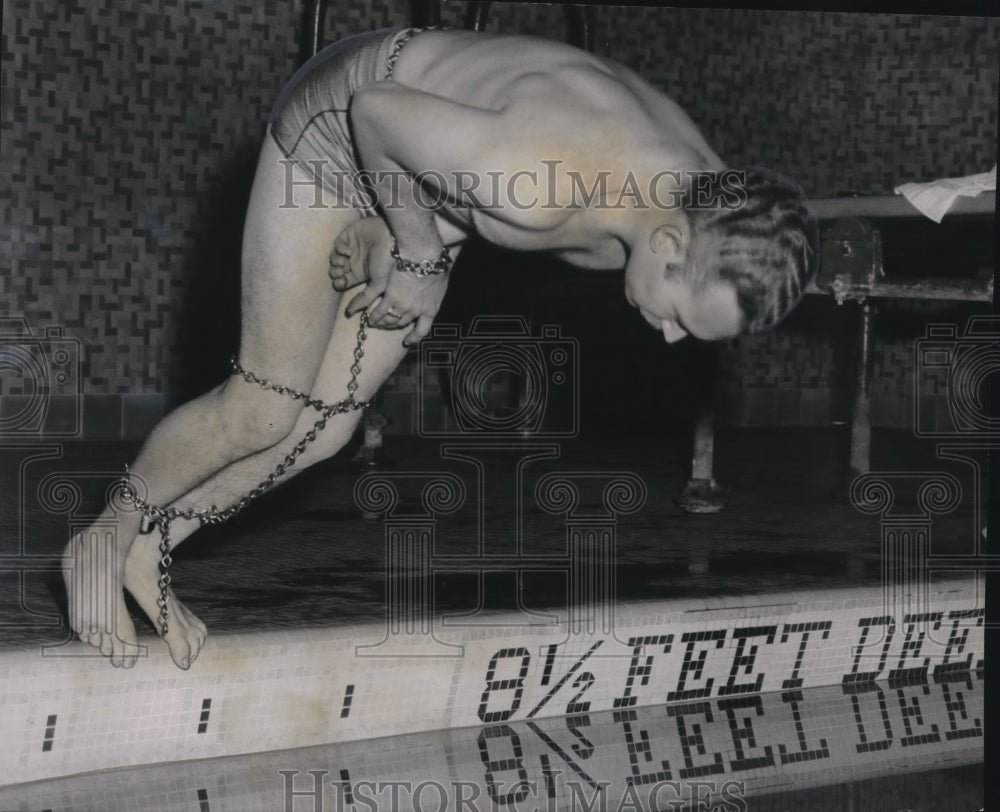 1956 Press Photo Milwaukee magician James Sommers dives in water while tied up- Historic Images