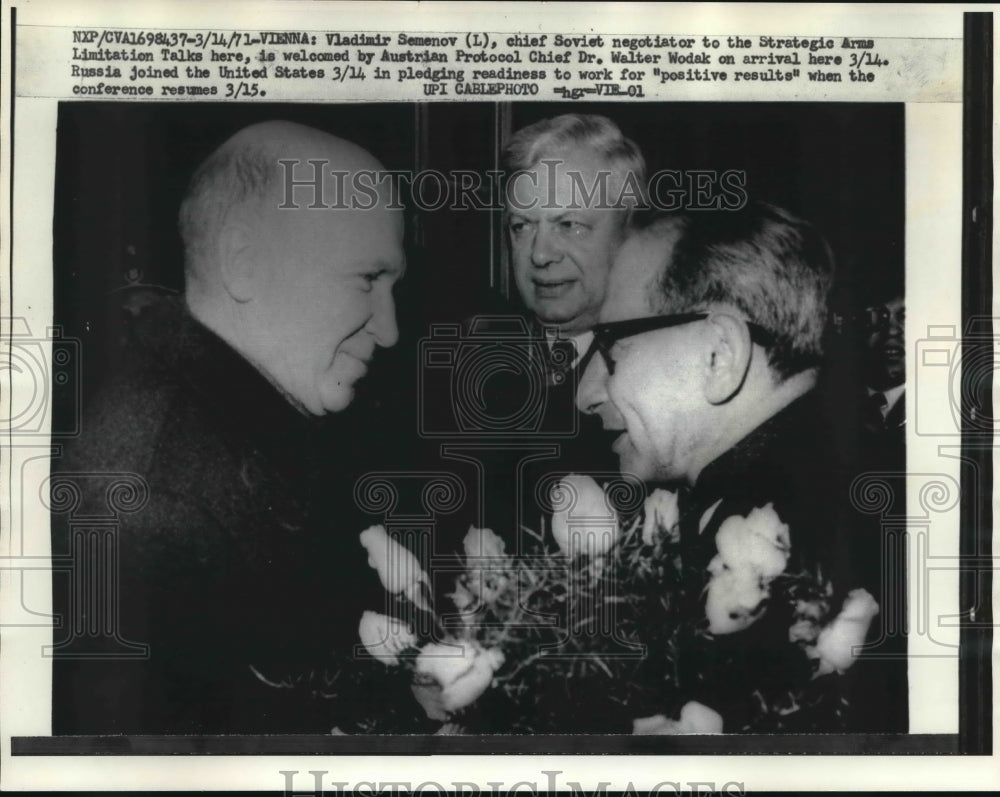 1971 Press Photo Vladimir Semenov welcomed by Doctor Walter Wodak - mjx43880- Historic Images