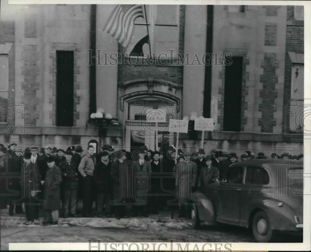 1941 Press Photo City employees strike in front of City Hall in Kenosha, Wisc.- Historic Images