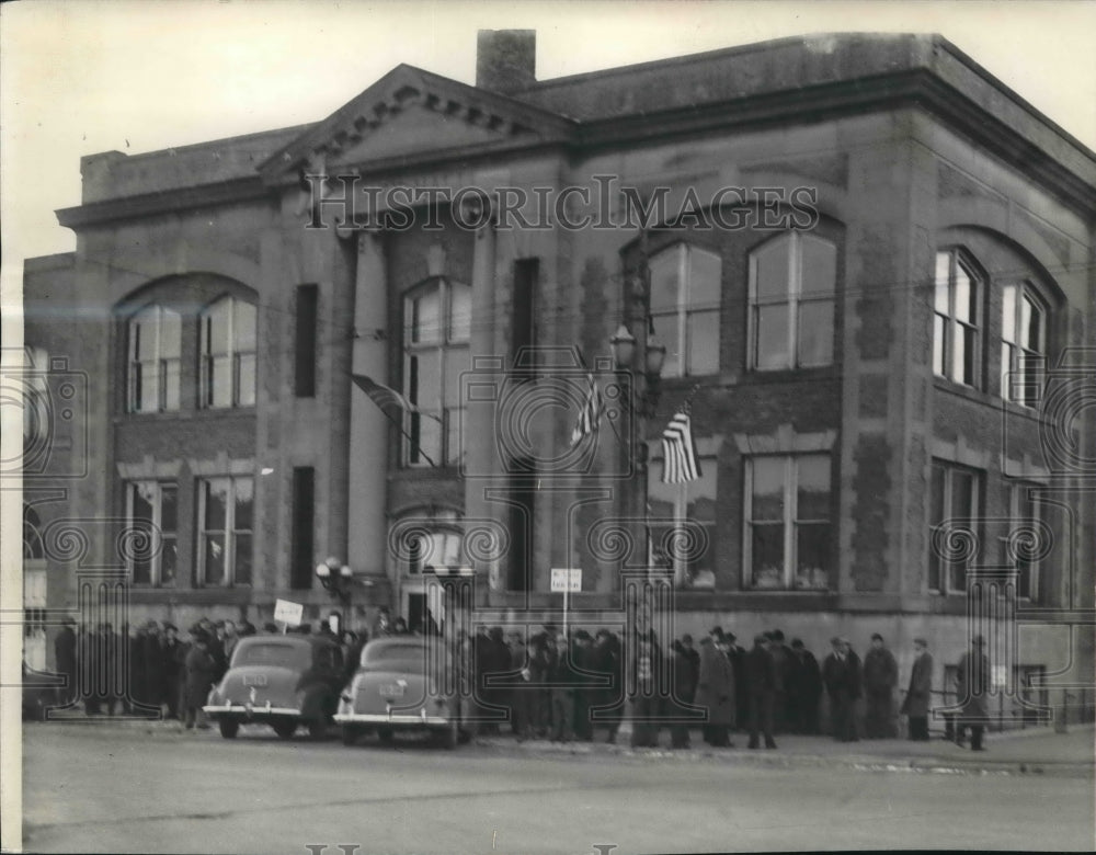 1941 Press Photo Kenosha, Wisconsin city workers strike in front of City Hall- Historic Images