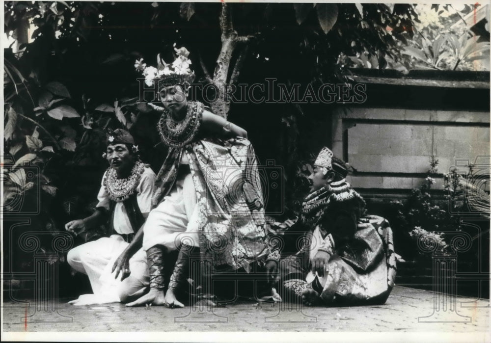 1995 Press Photo A dancer in Bali, Indonesia dances during religious ceremony