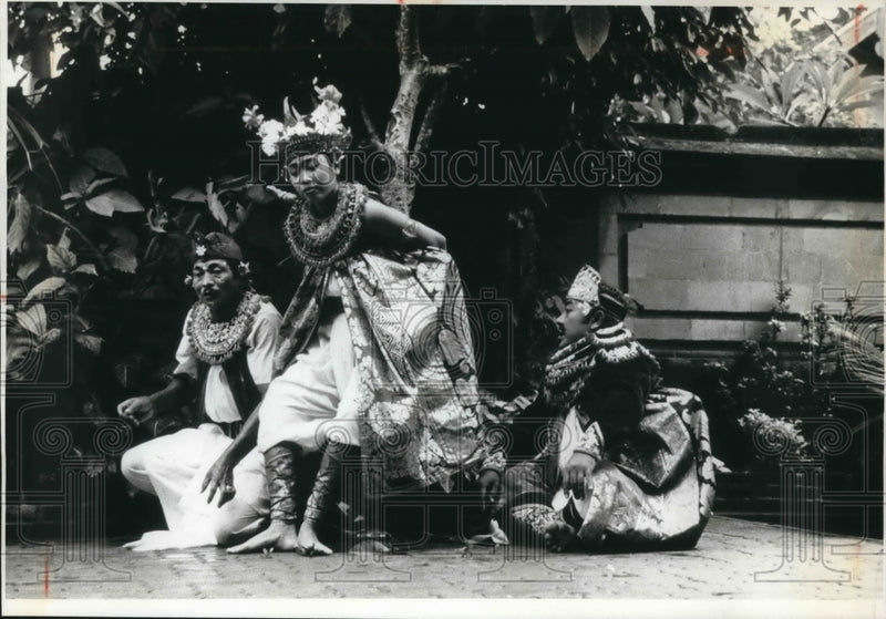 Load image into Gallery viewer, 1995 Press Photo A dancer in Bali, Indonesia dances during religious ceremony
