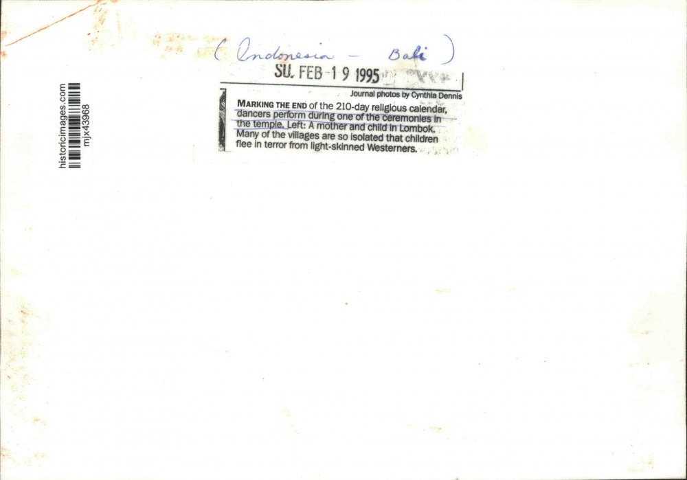 1995 Press Photo A dancer in Bali, Indonesia dances during religious ceremony