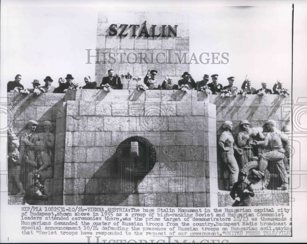 1956 Press Photo Protesters gather in front of Stalin Monument in Budapest