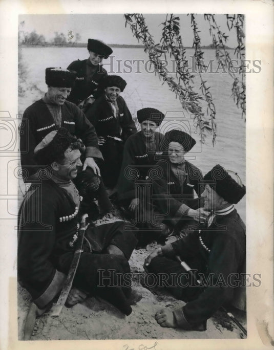 1941 Press Photo Russian Cossacks of "Krasni Tamanets" live on a Kuban farm- Historic Images
