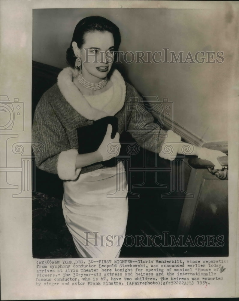 1954 Press Photo Heiress Gloria Vanderbilt arrives at theater for opening show