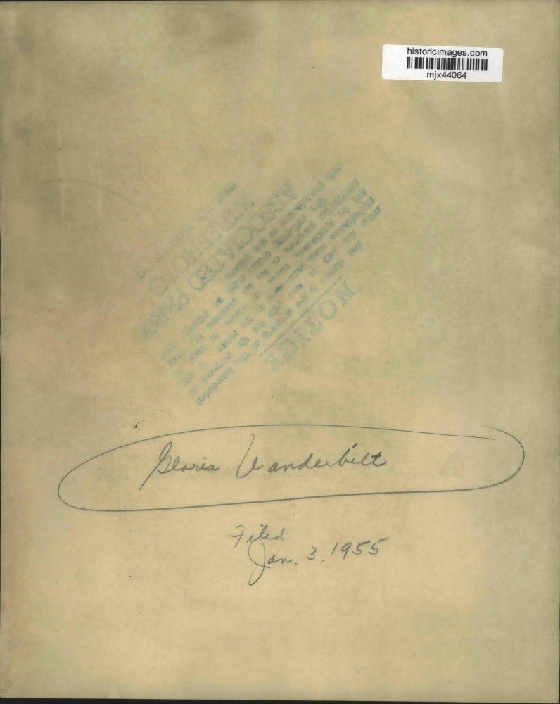 1954 Press Photo Heiress Gloria Vanderbilt arrives at theater for opening show