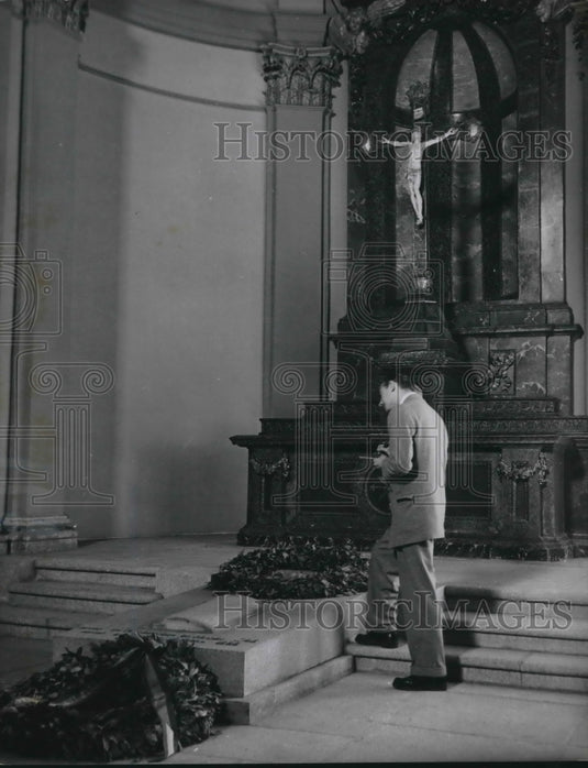 1949 Press Photo Tomb of famous painter, Goya, in a church in Madrid, Spain.- Historic Images