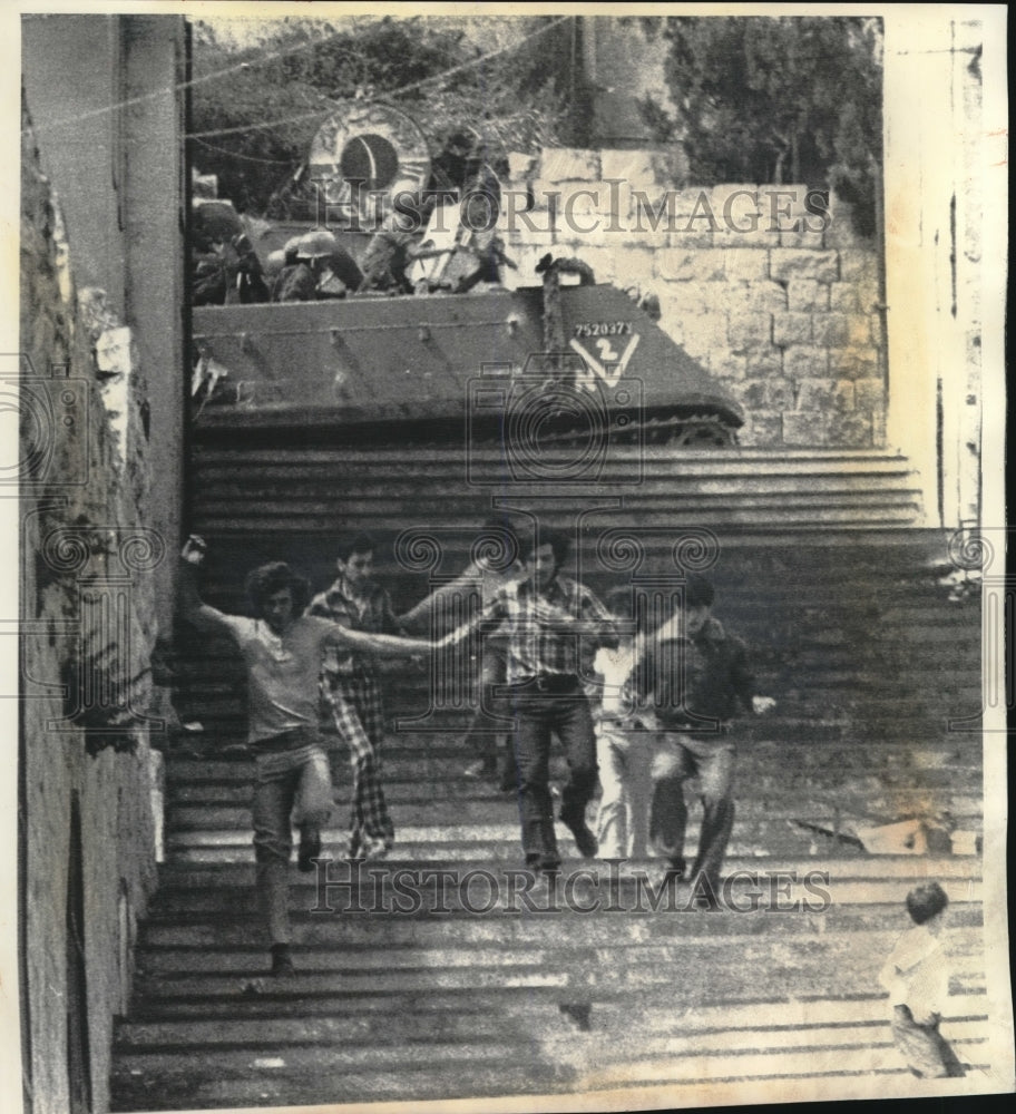 1976 Press Photo Arab youths run from tanks during anti-Israeli demonstration- Historic Images