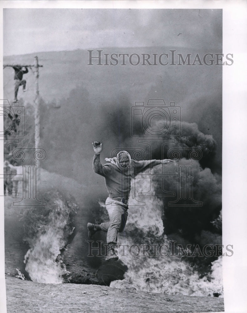 1969 Press Photo Jordanian fighter leaps over fire at Commando training- Historic Images