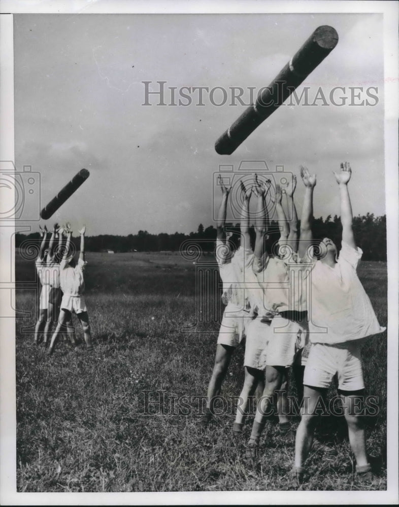 1953 Press Photo Swedish soldiers tossing logs for shoulder strength training- Historic Images