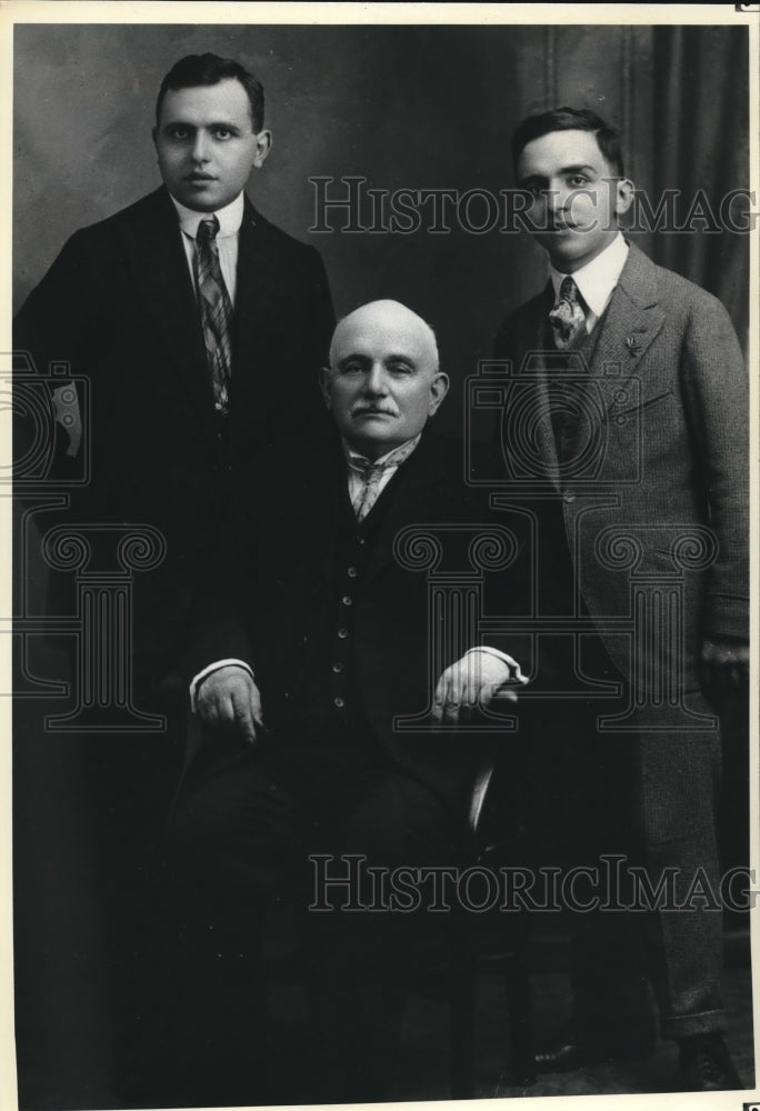 Load image into Gallery viewer, 1993 Press Photo Beniamino Troisi flanked by sons Domenico and Dante - mjx44407
