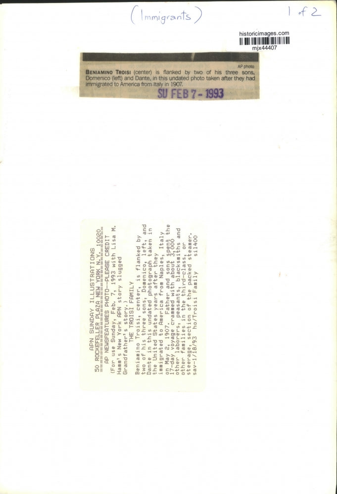 1993 Press Photo Beniamino Troisi flanked by sons Domenico and Dante - mjx44407