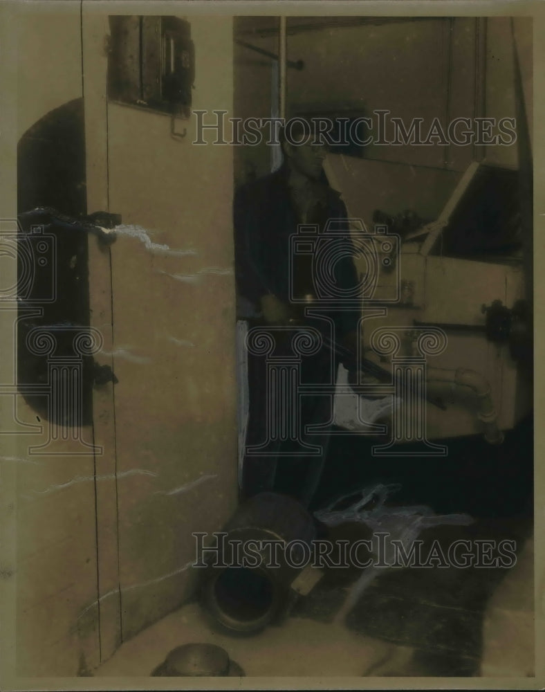 1934 Press Photo Foster Robers on guard at Lyons Milk Company following a raid.- Historic Images