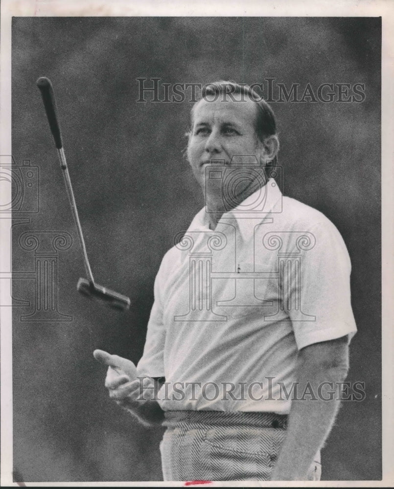 1971 Press Photo Golfer Dan Sikes at the Greater Milwaukee Open flips his putter- Historic Images
