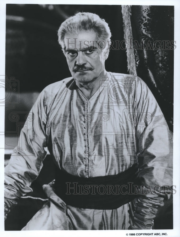 1987 Press Photo Omar Sharif as the Sultan of the Ottoman Empire in "Harem".- Historic Images