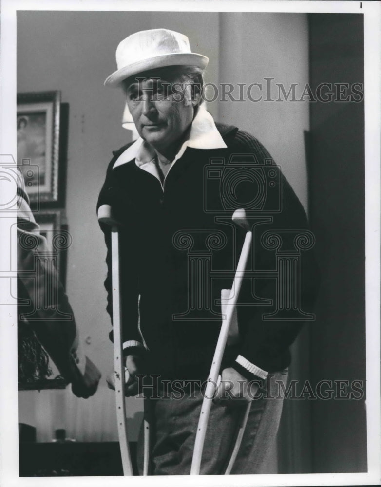 1978 Press Photo Director Norman Lear on crutches in &quot;NBC&#39;s Saturday Night Live&quot;- Historic Images