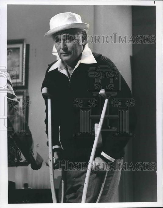 1978 Press Photo Director Norman Lear on crutches in "NBC's Saturday Night Live"- Historic Images