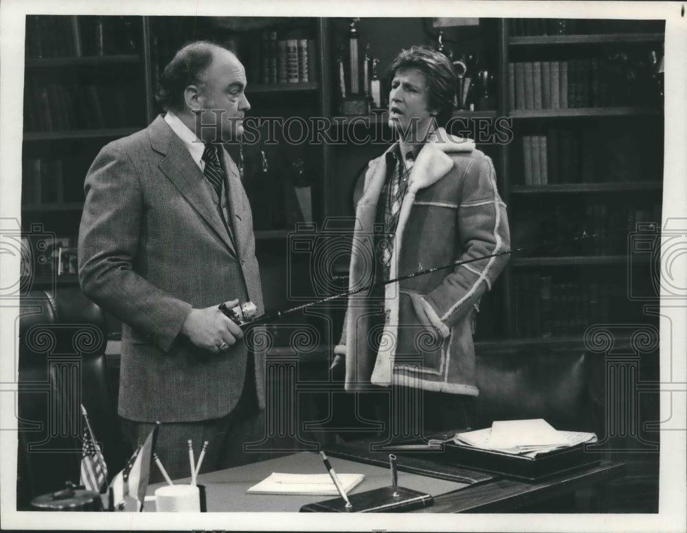 1978 Press Photo Gordon Jump and Gary Sandy on the set of &quot;WKRP in Cincinnati&quot;- Historic Images