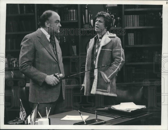 1978 Press Photo Gordon Jump and Gary Sandy on the set of "WKRP in Cincinnati"- Historic Images