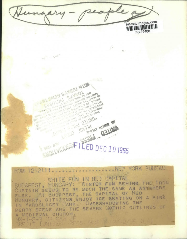 1955 Press Photo Ice skating on a rink in Yardsliget Park, Budapest, Hungary.