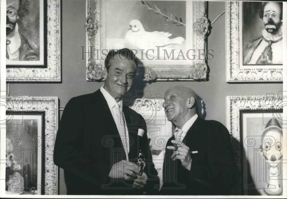 1967 Press Photo Red Skelton stands in front of his paintings with Jimmy Durante- Historic Images