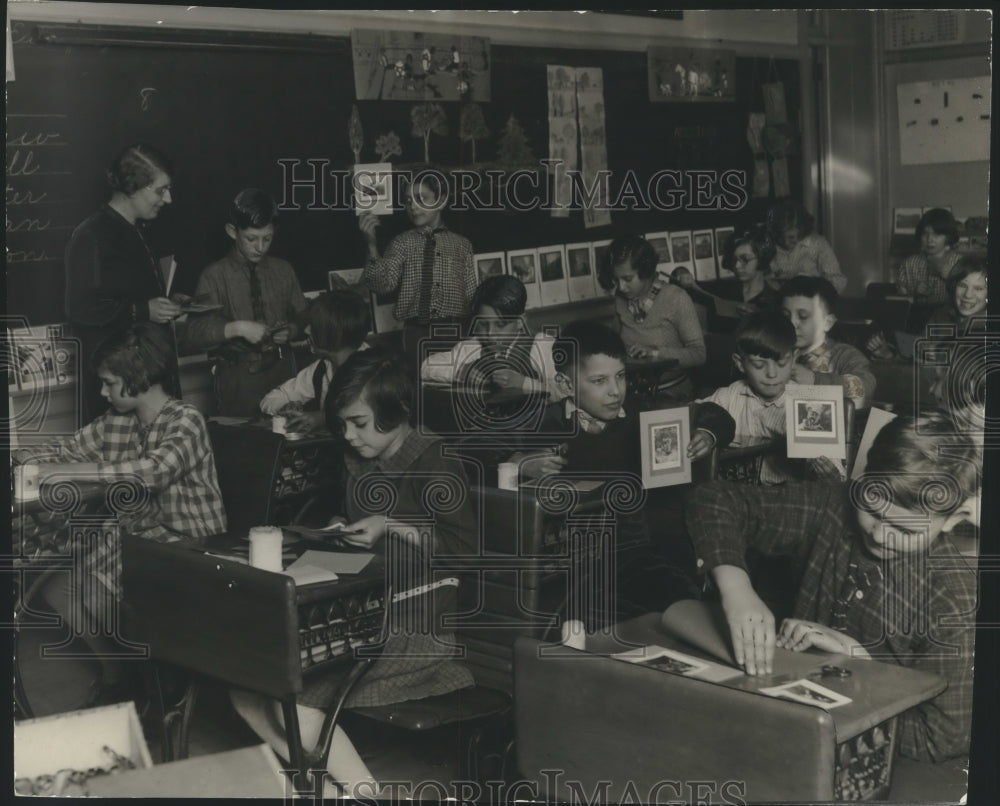 1928 Press Photo Miss Hilda Eschrich teaches art at the Fourteenth Street School- Historic Images