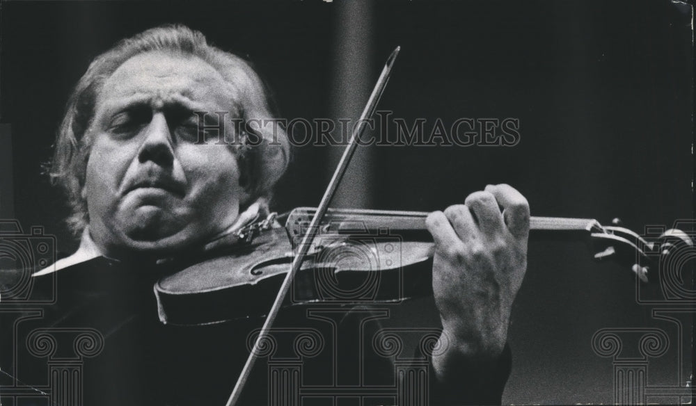 1971 Press Photo Violinist Isaac Stern practiced at open rehearsal in Milwaukee.- Historic Images