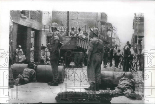 1951 Press Photo Suez Canal City Of Ismailia, British and Egyptian Soldiers- Historic Images