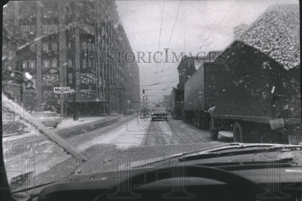 1966 Press Photo Milwaukee Snow Storm is Expected to Deposit Four Inches Of Snow- Historic Images