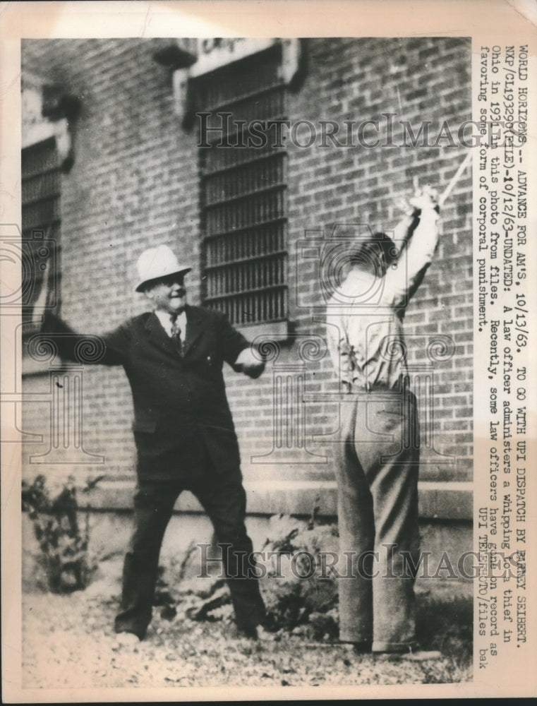 1931 Press Photo Corporal Punishment-Law officer whips a hand-tied thief in Ohio- Historic Images