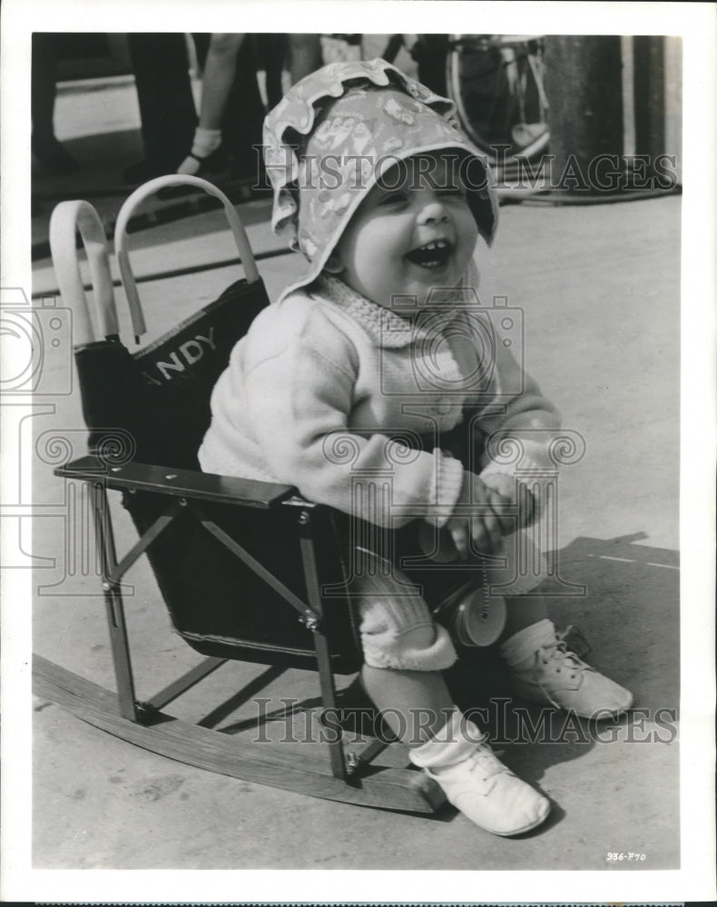 1939 Press Photo Hollywood&#39;s Youngest Starlet, 11 Month Old Sandy Signs Contract- Historic Images