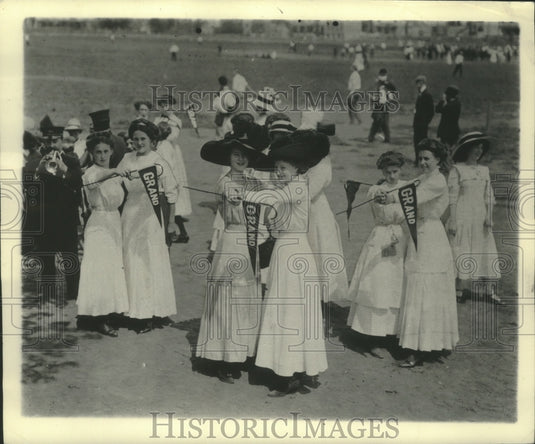 1936 Press Photo Telephone girls' picnic at Washington, with their long dresses- Historic Images