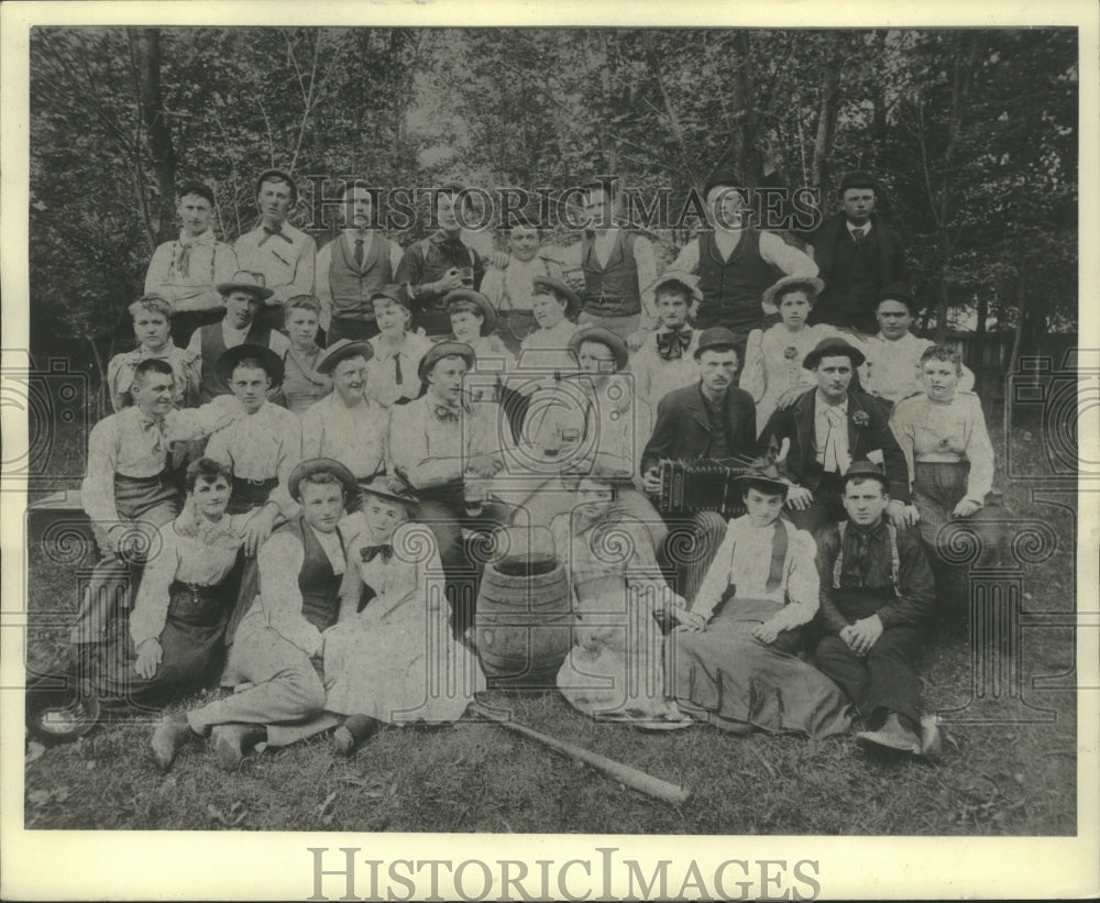 1884 Press Photo Universal Club bus picnic in Mequon Turn Hall Park. - mjx46871- Historic Images