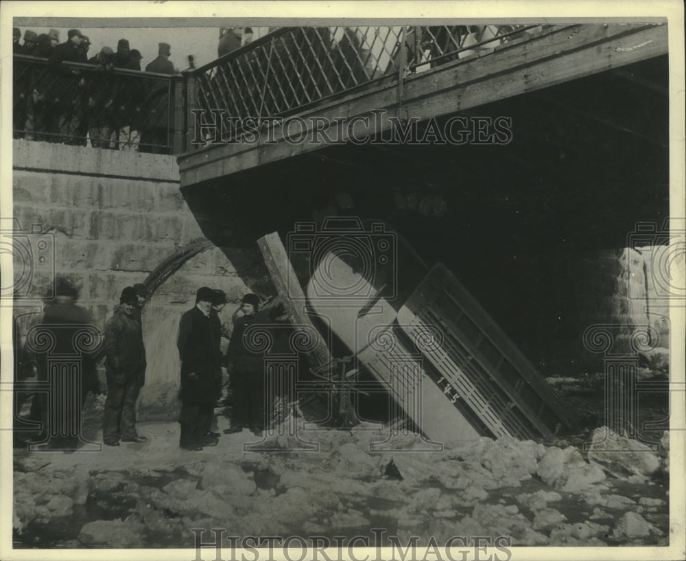 1895 Press Photo Street car went off the Kinnic-kinnie Avenue bridge, Milwaukee.- Historic Images