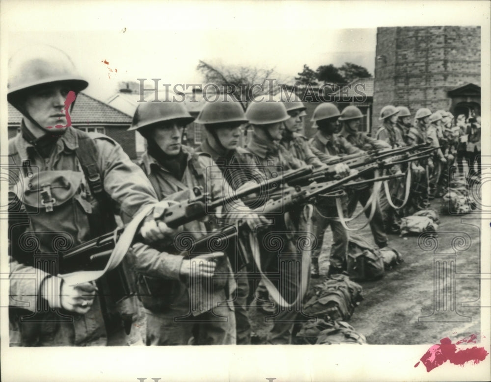 1969 Press Photo Troopers of Second Battalion of Queen&#39;s Regiment. - mjx46888- Historic Images