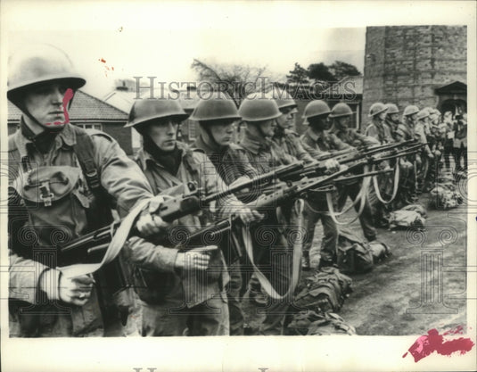 1969 Press Photo Troopers of Second Battalion of Queen's Regiment. - mjx46888- Historic Images