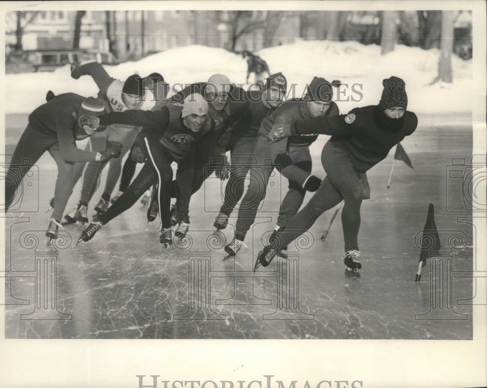 1963 Press Photo Great Lakes senior men&#39;s 880 yard field third lap of final.- Historic Images