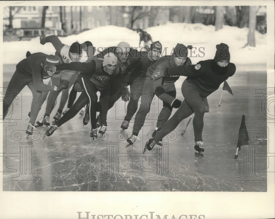1963 Press Photo Great Lakes senior men's 880 yard field third lap of final.- Historic Images