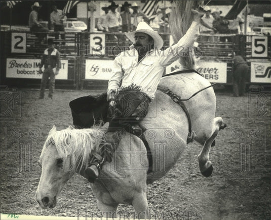 1984 Press Photo Trempealeau County Fairgrounds Rodeo, Lyn Hanson Held On- Historic Images